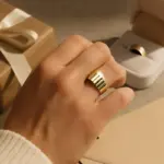 Anelli con lettera personalizzata: perché sono l’it-accessorio da regalare subito?
