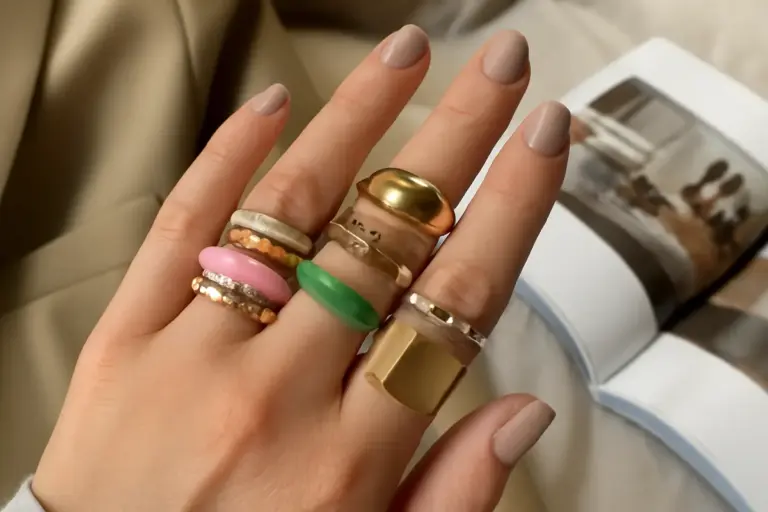 Set di anelli stacking: le combinazioni di tendenza che non passano inosservate